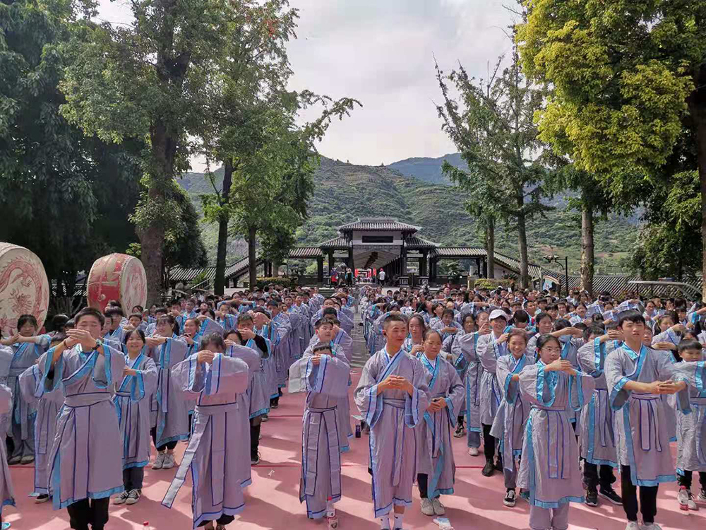在白帝城学习汉服礼仪，感悟诗词魅力.jpg