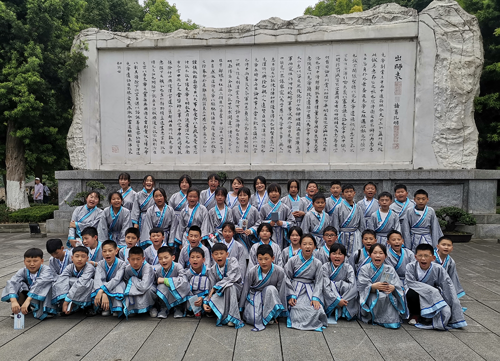 在白帝城忠义广场瞻仰诸葛丞相.jpg